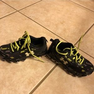 Boys Under Amour sneakers